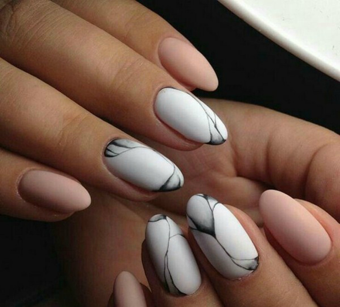 Белый мрамор на ногтях.