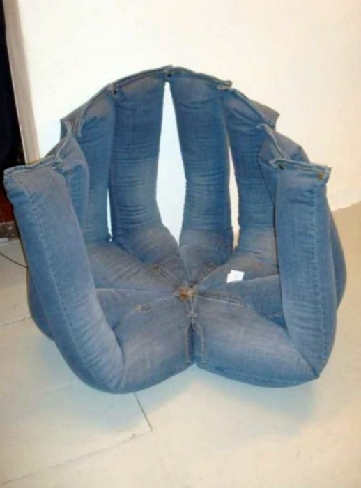 Кресло из старых джинсов.
