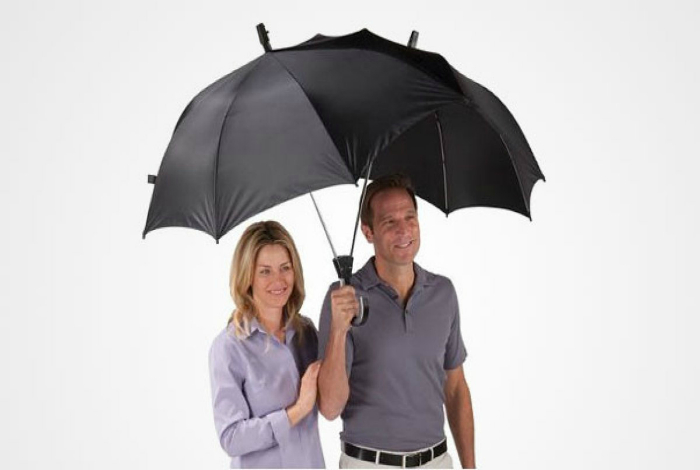 Двойной зонт для романтических прогулок под дождем.