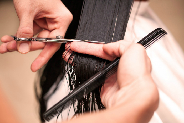 Стрижка кончиков ускоряет рост волос. | Фото: Nastroy.net.