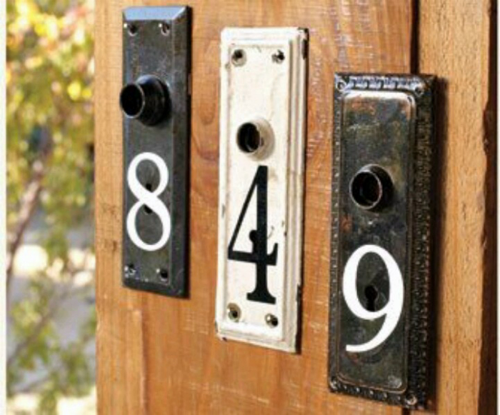 Номер дома на дверных ручках.