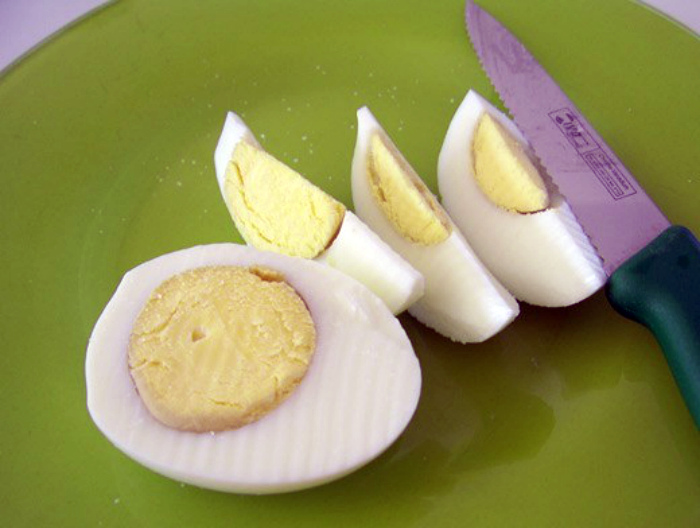 Аккуратно порезать вареные яйца.