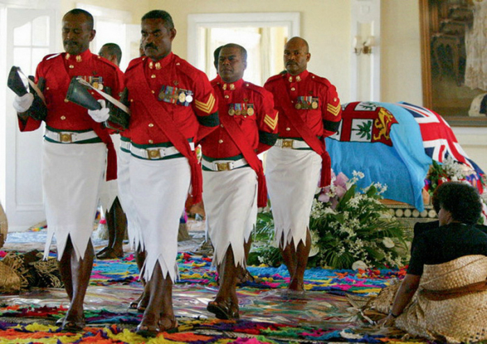 Почетный караул несет вахту памяти у гроба бывшего президента Фиджи в своих парадных белых юбках и красных кителях.