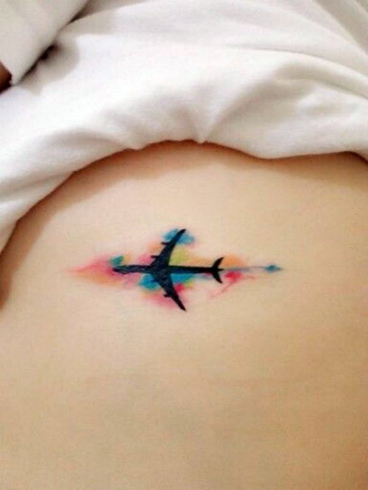 Татуировка с изображением самолета.
