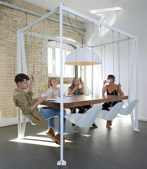 Удивительная конструкция с висящими стульями и обеденным столом для столовой.