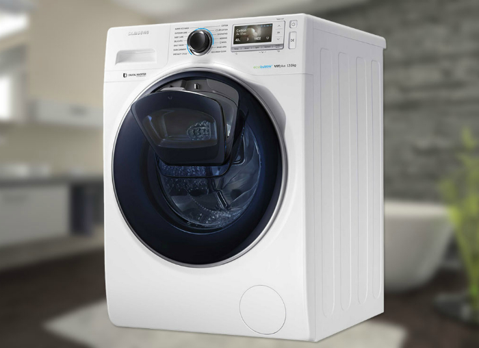 Потрясающая стиральная машинка Samsung с небольшой дополнительной дверцей, через которую можно добавить вещей, не прерывая цикл стирки.