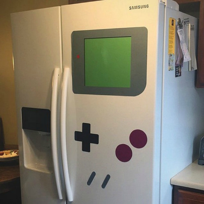 Холодильник в виде популярной игровой системы Game Boy.