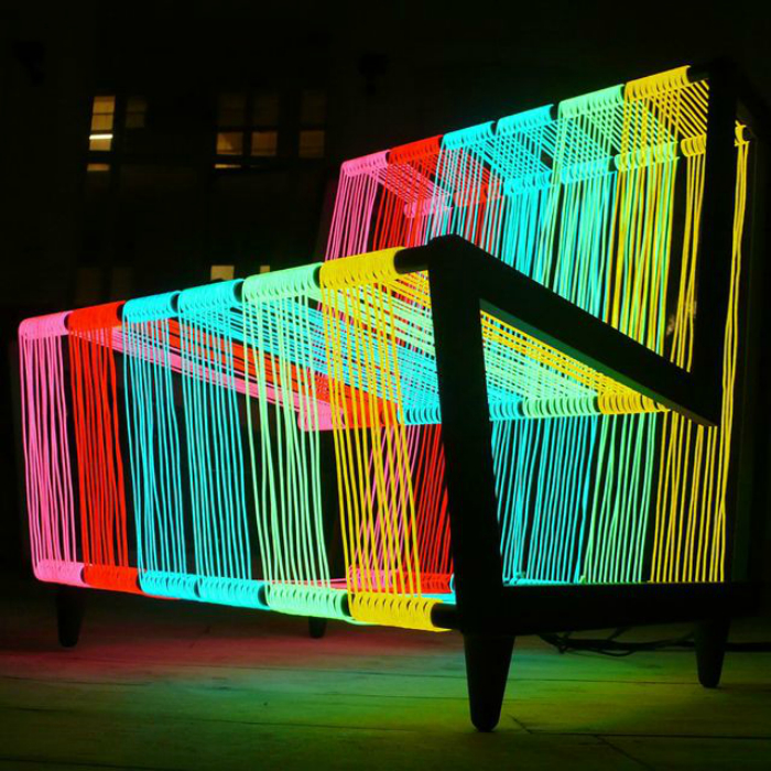 Кресло Disco Chair от лондонской студии Kiwi & Pom, сделанное из электролюминесцентной проволоки, которая светится всеми цветами радуги.