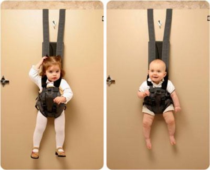 Специальная сумка для малыша, которую удобно вешать на дверь туалета или в любом другом месте, где надо освободить руки.