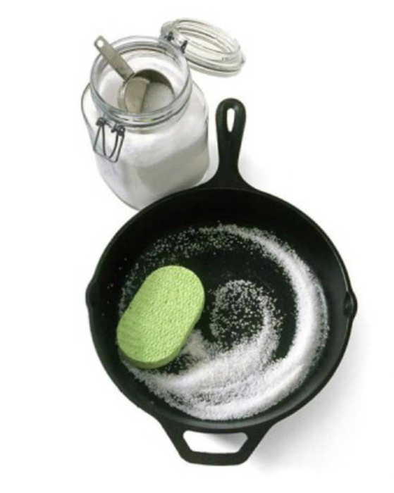 Очистить чугунную сковородку от нагара поможет обыкновенная соль.