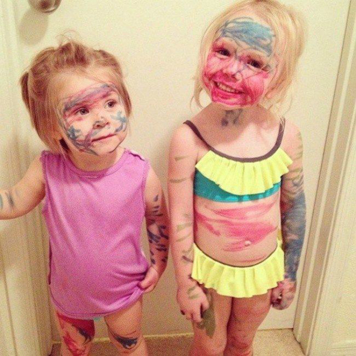 Маленькие сестрички осваивают искусство боди-арта.