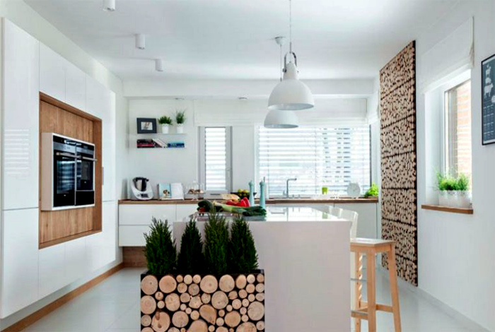 Белая кухня с обилием деревянного декора.