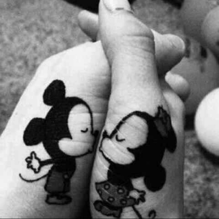 Потрясающие татуировки Микки и Минни Маус на руках влюбленных.