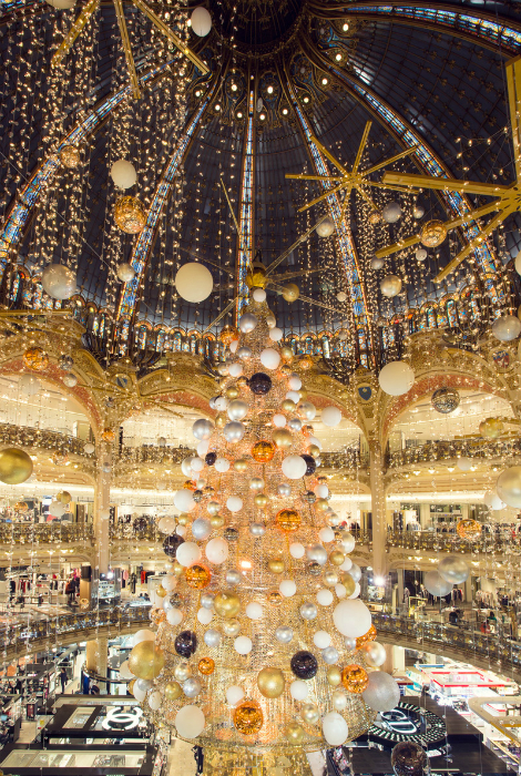 Космическая рождественская елка под куполом «Галери Лафайет».