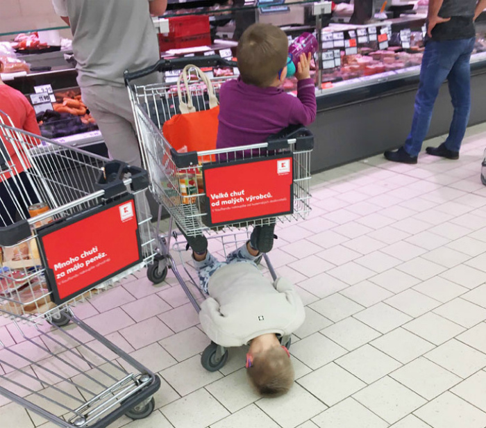 По мнению Novate.ru, походы с детьми в магазин - восхитительны. | Фото: interestno.ru.