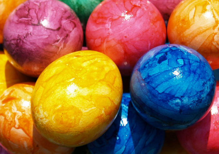 Покраска яиц с использованием подсолнечного масла.