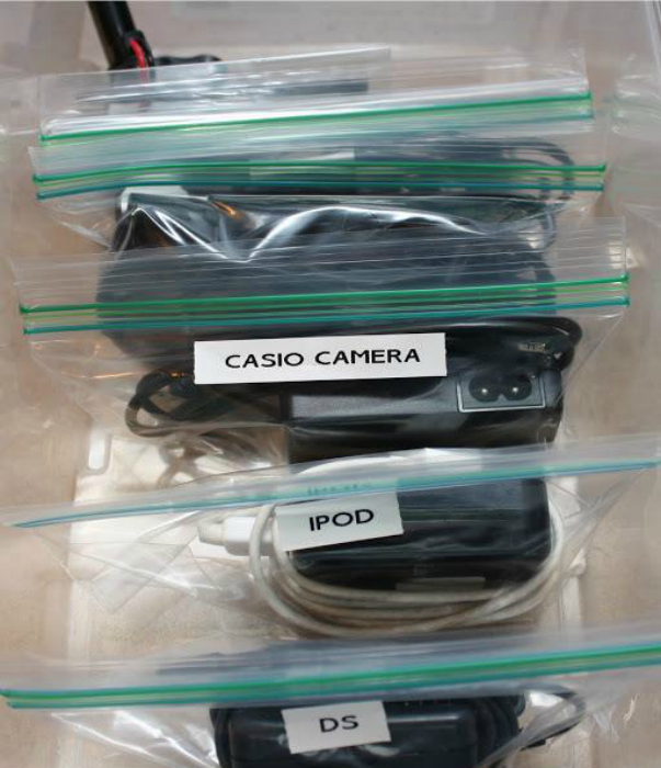 Герметичные пакеты с этикетками для упорядоченного и безопасного хранения зарядных устройств, шнуров и кабелей.
