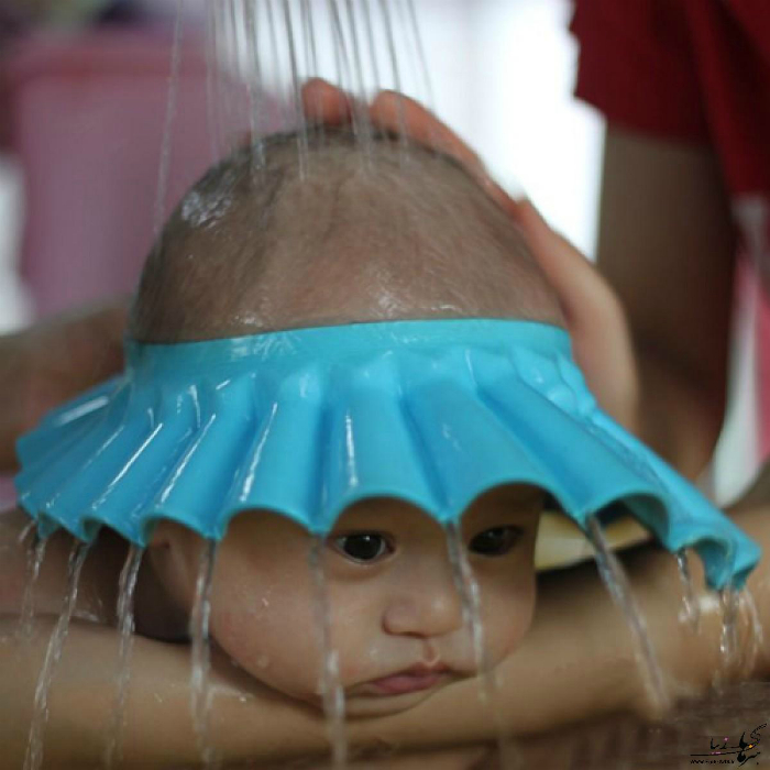 Обзаведитесь специальной шапочкой, которая защитит лицо ребенка от воды и мыла.