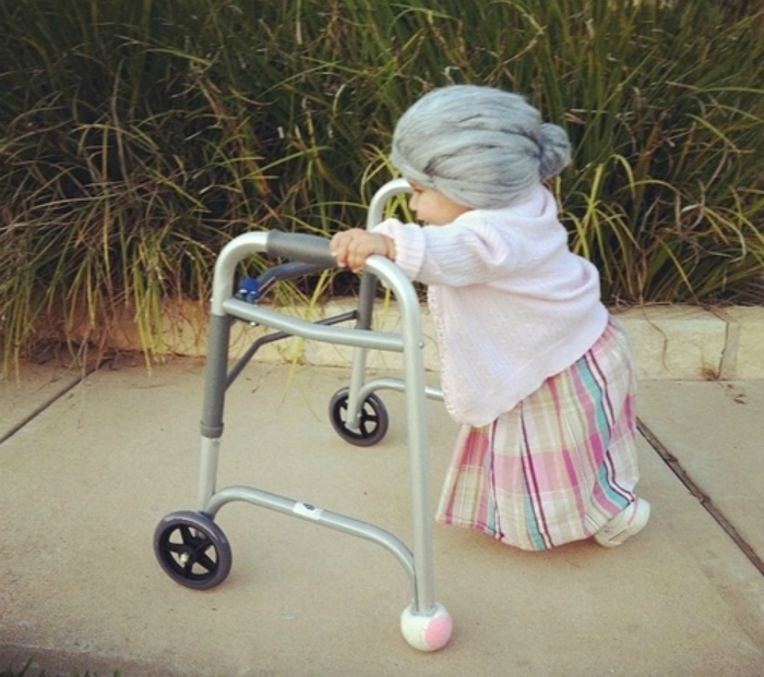 Девочка в костюме бабушки - это просто гениально!