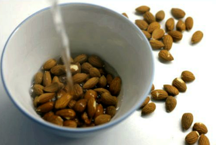 Быстро почистить орешки. | Фото: Zen Life Blog.
