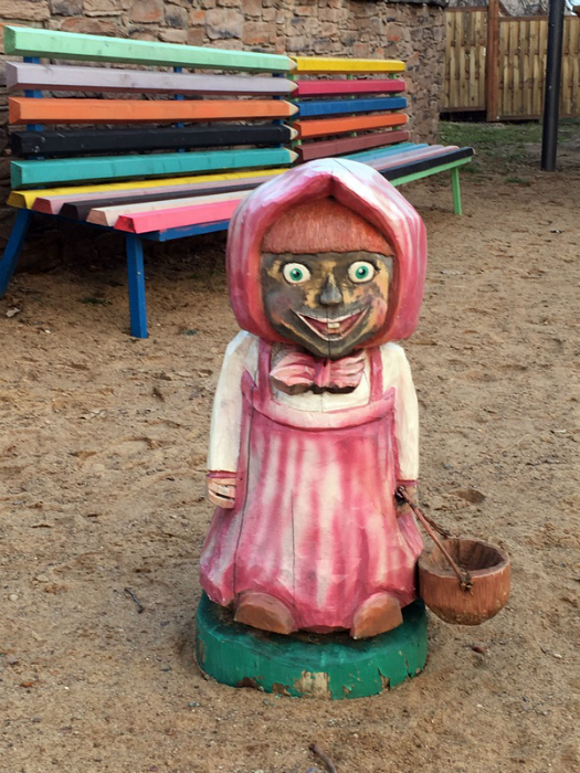 Скульптура на детской площадке.