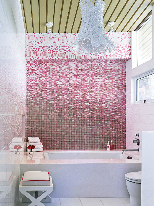 Ванная комната, украшенная градиентной мозаикой.