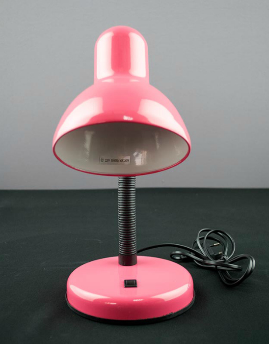 Некачественный свет и дешевые светильники. | Фото: New Furniture.