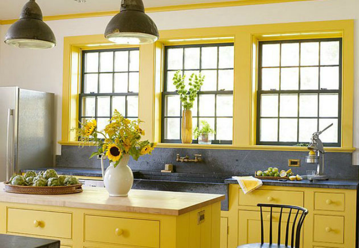 Сочетание желтого, белого и серого цветов в интерьере кухни.