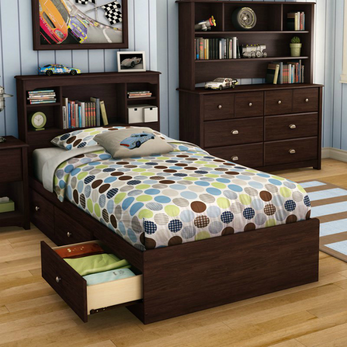 Кровать со встроенными ящиками позволит избавиться от ненужных шкафов, загромождающих пространство комнаты.