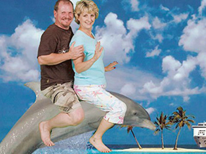 «Дорогая, ты же просила фото с дельфином. Я сделал».
