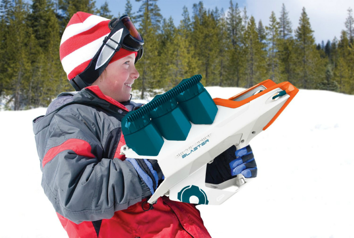 Snowball Blaster - фантастический пистолет, который стреляет снежками.