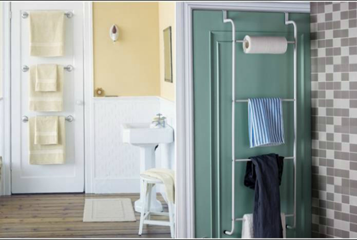 Для экономии места, банные полотенца можно разместить на вешалках или рейлингах, прикрепленных к двери ванной комнаты.