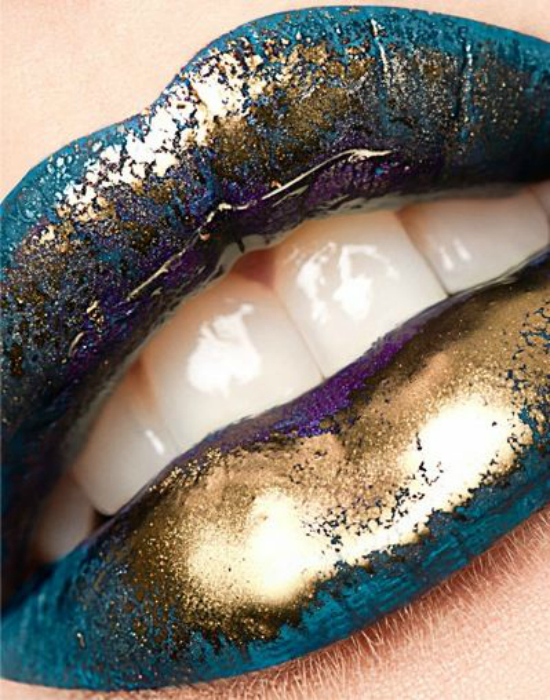 Необычное сочетание голубого и золотого цвета на губах.