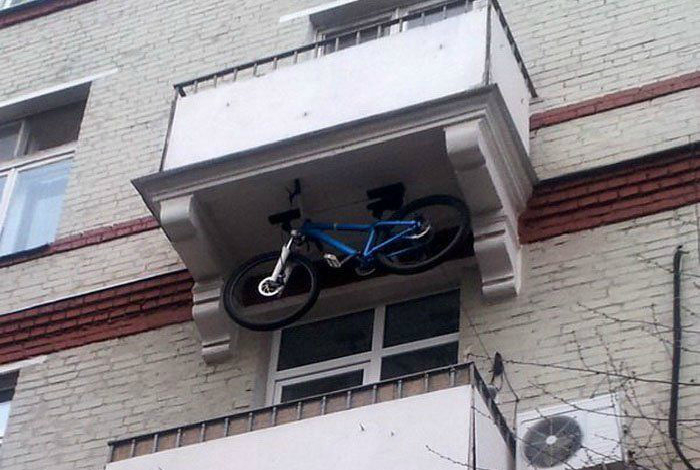 Балкон со специальными местом для велосипеда.