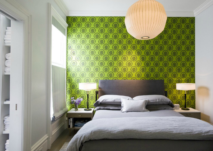 Зеленая стена в изголовье кровати.