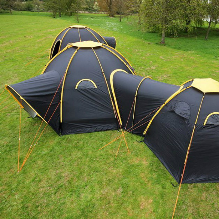 Несколько палаток, которые соединяются между собой и образовывают одну большую палатку.
