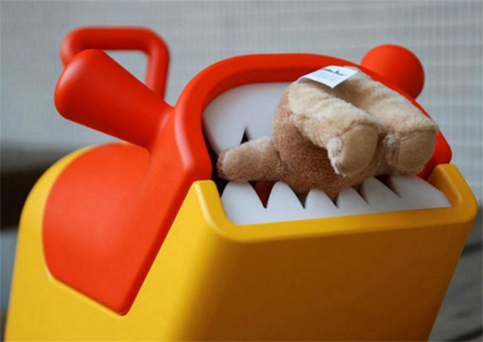Корзина для игрушек в виде зубастого монстра, которая превратить уборку в увлекательную игру.