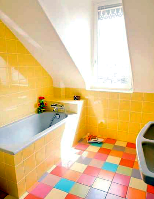 Ванная комната с желтой отделкой.