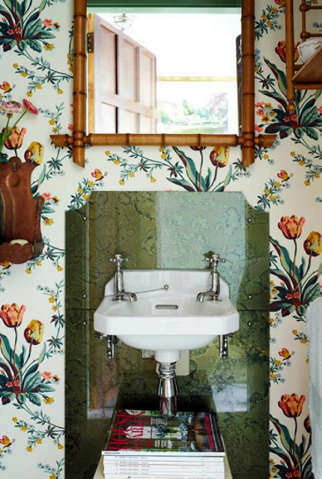 Обои с тюльпанами и ветками цветов в интерьере ванной.