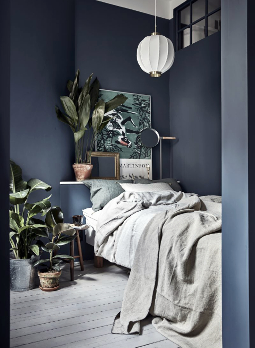 Небольшая спальня с серо-синими стенами.