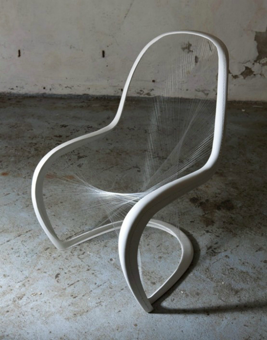 Необыкновенный стул выполненный из пластика и тончайших нитей, похожих на паутину.