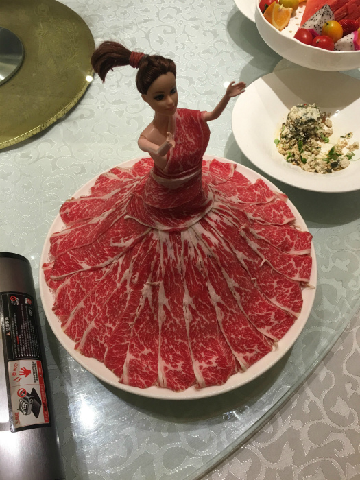 Кукла в платье из мясо.