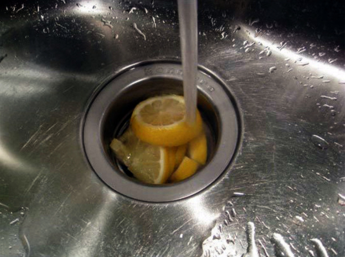 Лимон для чистки сантехники.