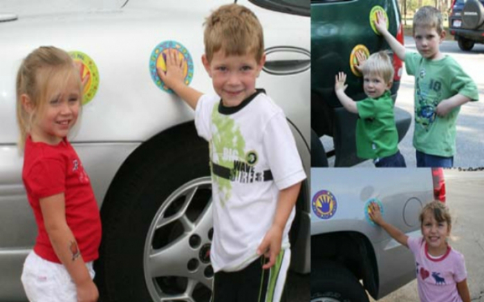 Приклейте на машину яркие наклейки с изображениями ладошек, чтобы научить детей правильно вести себя на парковке.