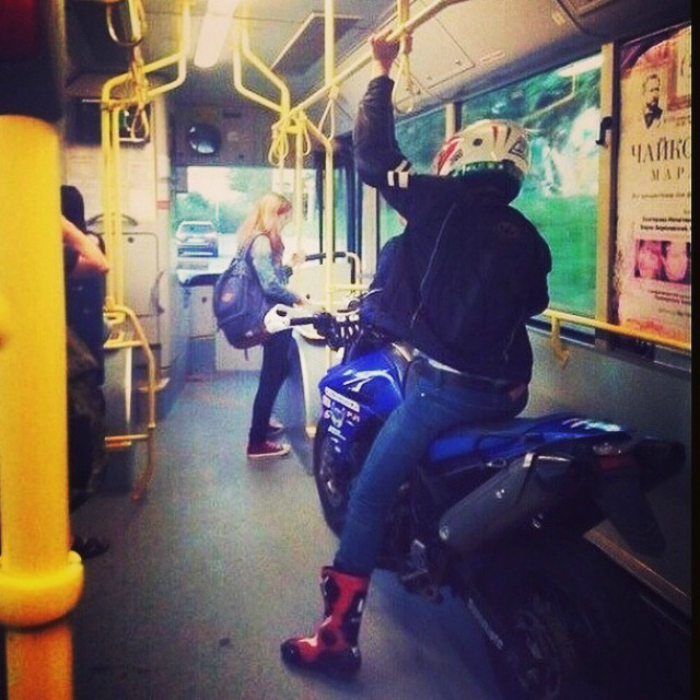 Никогда не знаешь, кого посчастливится встретить в общественном транспорте.