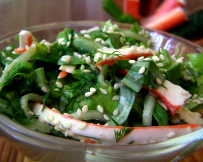 «Зеленый» салат с крабовыми палочками. | Фото: Алимеро.