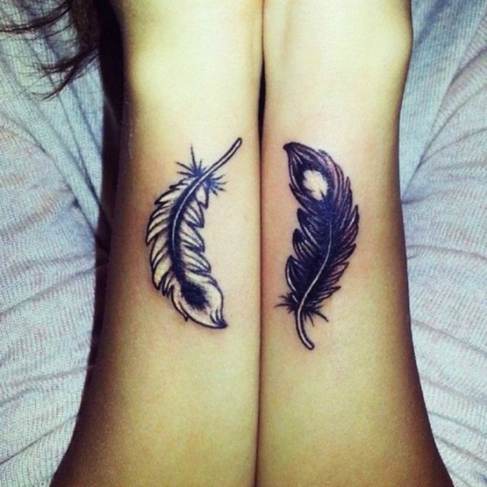 Татуировки с изображениями перьев.
