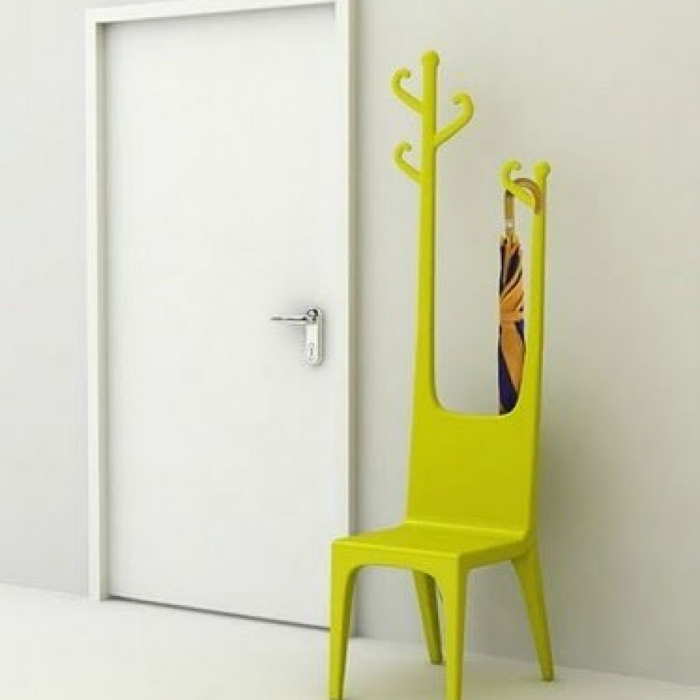 Яркий дизайнерский стул с крючком для одежды.