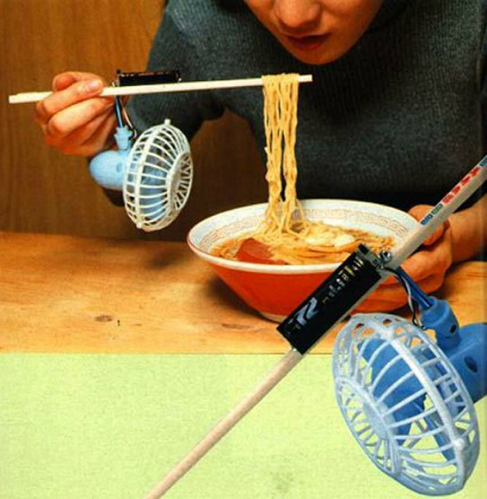 Вентилятор для еды, который крепится к палочкам.