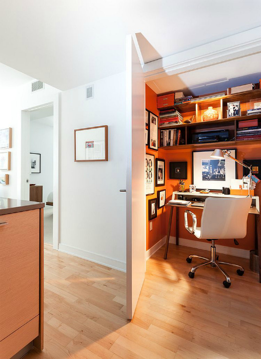 Динамичный домашний офис с оранжевыми стенами.